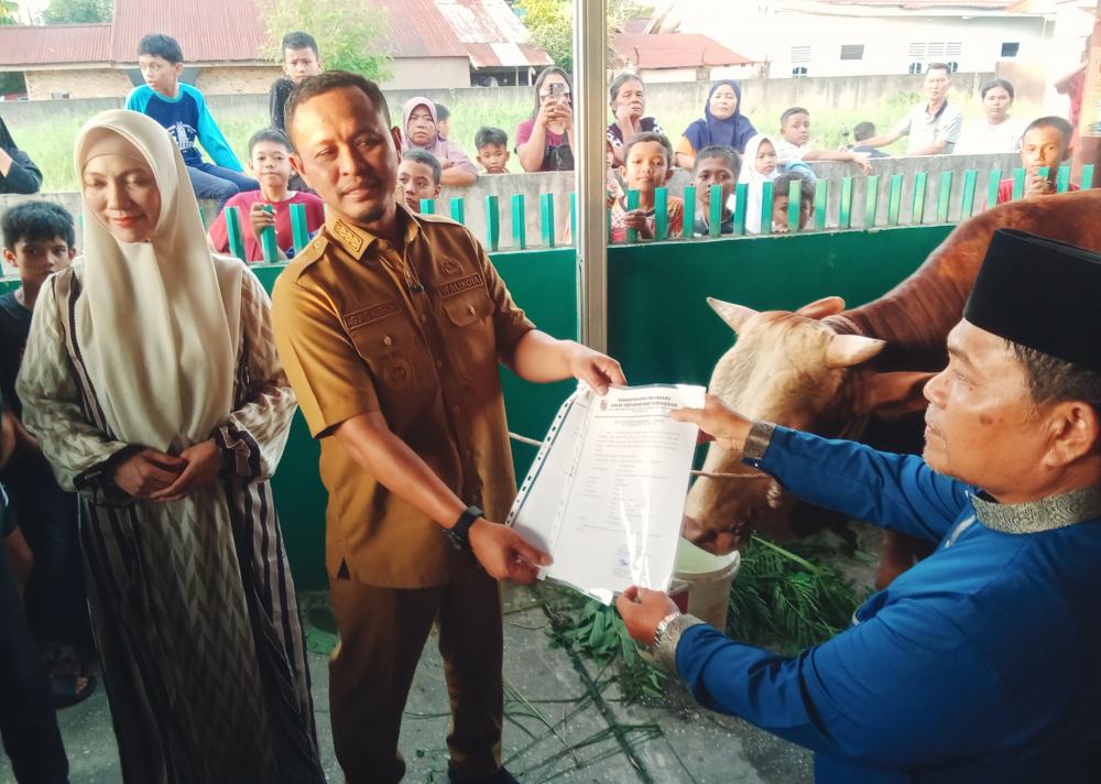 presiden-prabowo-serahkan-sapi-kurban-907-kilogram-untuk-warga-tirta-siak-pekanbaru-