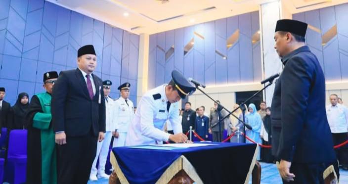 pelantikan-pejabat-pemko-pekanbaru-markarius--tingkatkan-layanan-dan-berintegritas-