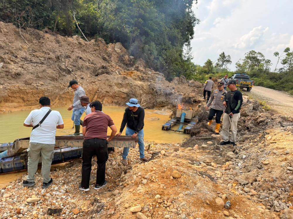 Polsek Kuantan Mudik Musnahkan 5 Rakit PETI di Desa Petapahan