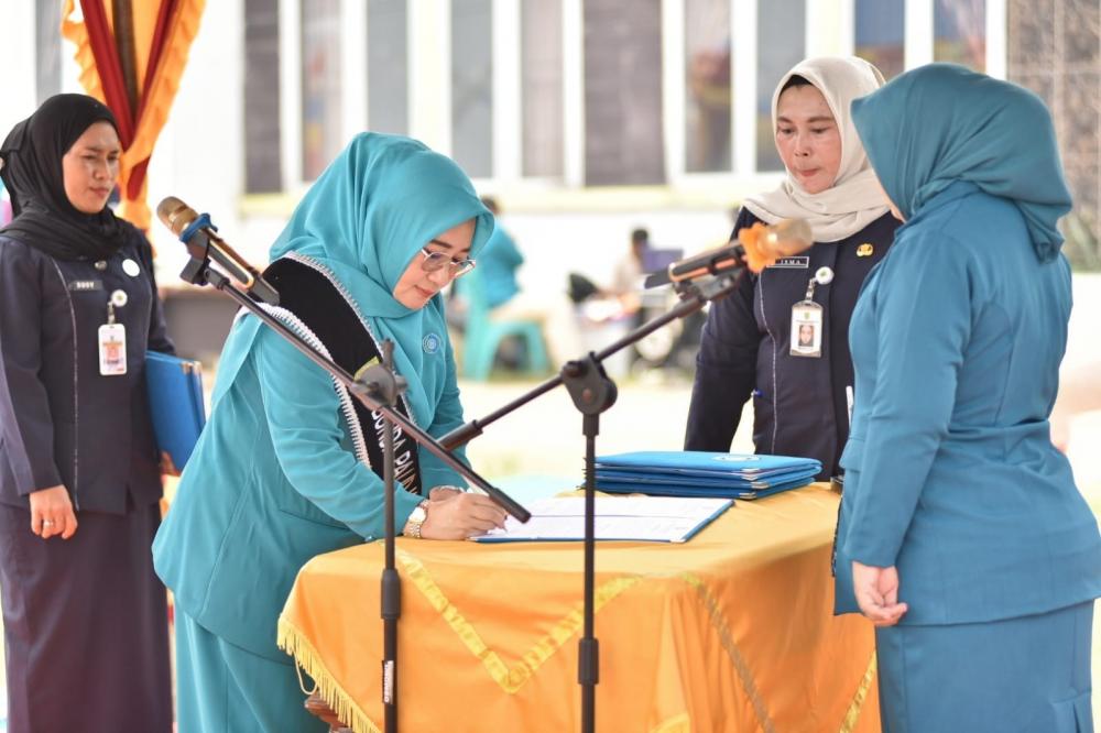 ketua-tp-pkk-rohil-tatik-sri-rahayu-lantik-ketua-tp-pkk-kecamatan-pekaitan