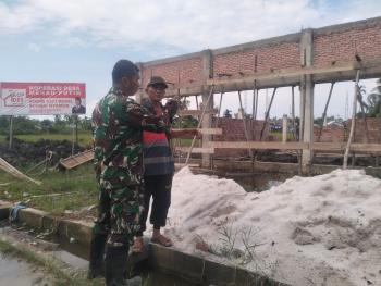 sinergi-di-lapangan-babinsa-koramil-01bangko-kawal-pembangunan-gedung-koperasi-desa-sei-nyamuk